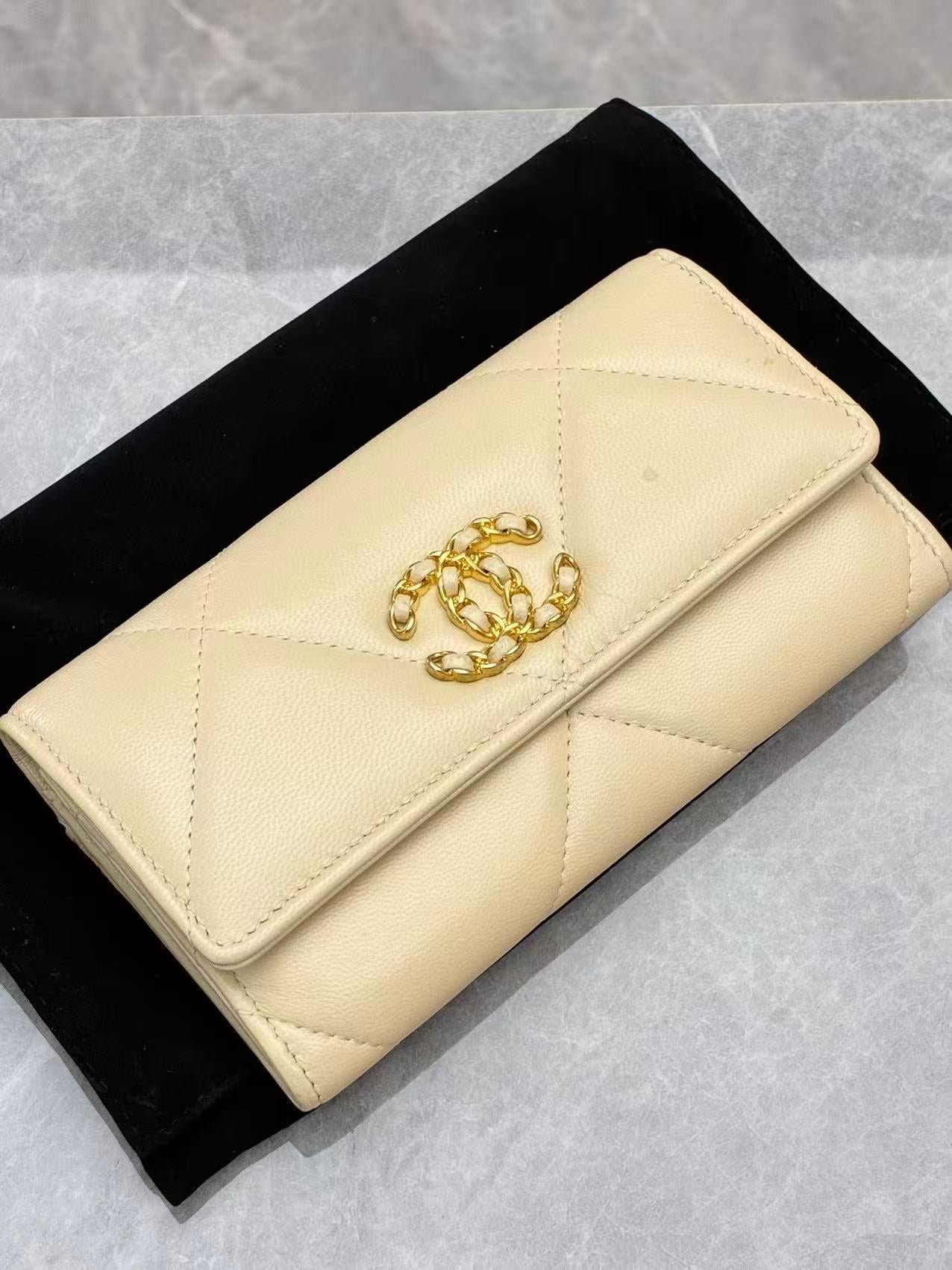 bagimg-0766-20260809134756709_39743 Chanel 19 Wallet On Chain – Cream Lambskin, Gold Hardware, Pre-Owned - Image 1
